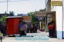 Largas colas, largas caras bajo el sol de la ciudad