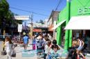 Largas colas, largas caras bajo el sol de la ciudad