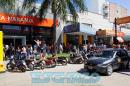 Largas colas, largas caras bajo el sol de la ciudad