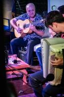 Rudi Flores "entre amigos" en el Cl Cultural